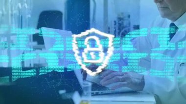 Laboratuvar bilgisayarında yazı yazan kıdemli bilim adamı siber güvenlik kalkanı ikonuna ikili kod akışını başlatıyor. Siber güvenlik, veri koruması, yenilik, teknoloji, dijital güvenlik, araştırma, profesyonel