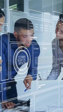 Dijital grafikleri animasyonla analiz etmek, ofis ortamındaki iş adamları. Şirket, teknoloji, analiz, takım çalışması, finans, strateji