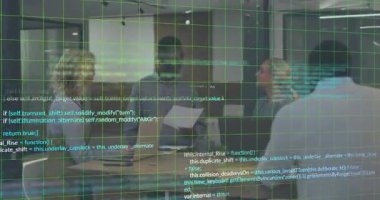 Teknik ekip, dijital şebeke ortaya çıkarken ve dizüstü bilgisayar ekranlarını kapatırken belgeyi toplantıda inceliyor. İşbirliği, yenilik, teknoloji, takım çalışması, dijital, modern, iletişim