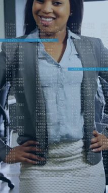 Ofisteki çeşitli iş adamları üzerinde finansal veri işleme animasyonu. Küresel finans, iş, bağlantılar, hesaplama ve veri işleme kavramı dijital olarak oluşturulmuş video.