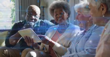 Tablet tıklaması kullanarak ev teknolojisini araştıran dört son sınıf öğrencisi holografik çizelgeleri yüzdürüyor. Yaşlılar, nesiller arası, bağlantı, dijital, gevşeme, modern, sosyalleşme