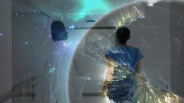 İki hemşire koğuş koridorunda koşarken hologram kollarını açıp sensör kapısını açıyor. Tıbbi, geleceksel, teknoloji, işbirliği, yenilik, sağlık, uyanıklık