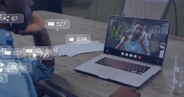 Dizüstü bilgisayara bağlanan ve masanın üzerinde yükselen yüzen pazarlama nişan baloncuklarını takip eden bir adam. Şirket, dijital, modern, iletişim, işbirlikçi, teknoloji, üretkenlik