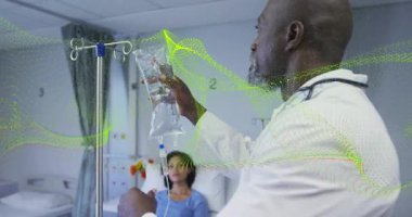 Doktor serum kutusundaki hastane infüzyonu için sıvı torbasını çıkarıyor. Paten mengenesinden iplik geçiriyor. Tıbbi, sağlık, klinik, hastane, hasta bakımı, profesyonel, kısır