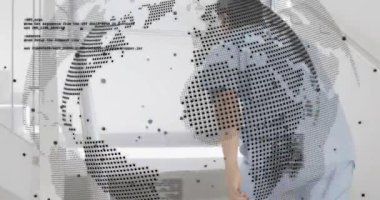 Dönen teknoloji küresinin üst üste bindiğini fark eden ve merdivenlere tırmanmak için tırabzanları tutan bir adam. Teknoloji, yenilik, iş dünyası, şirket, gelecek, bağlantı, dijital