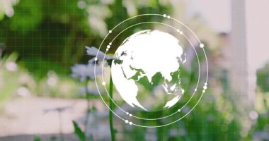 Meslektaşlar pergola altında teknoloji çubuğu grafiklerini incelerken bahçe ızgarası kıvılcımlar saçıyor. İşbirliği, veri analizi, yenilik, yeşillik, açık hava, takım çalışması, dijitalgrafik