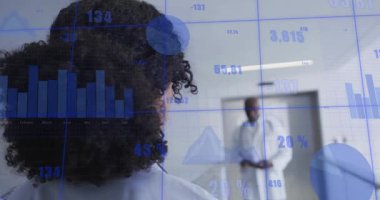 Hasta ölçüm salonunu inceleyen bayan doktor. Erkek meslektaşı da tartışmaya katılıyor. Sağlık, işbirliği, tanı, analitik, yenilik, profesyonel, teknoloji