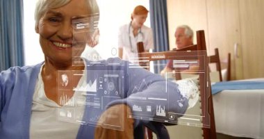 Üst düzey kadın hasta UI verilerini incelerken doktor da tele-sağlık için erkeği muayene ediyor. Sağlık, teletıp, veri görselleştirme, kıdemli sağlık, dijital sağlık, tıbbi teknoloji