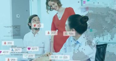 Analiz ekibi dizüstü bilgisayara tıklıyor, kampanya ölçümlerini ofisin üzerinde yükselen animasyon simgeleri olarak izliyor. İşbirliği, veri görselleştirme, takım çalışması, dijital grafikler, modern çalışma alanı, iş analizleri, büyüleyici teknoloji