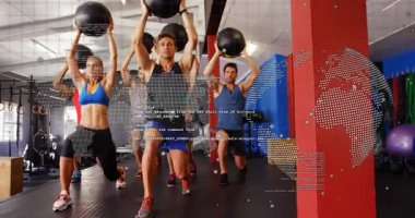 Grup başlarının üzerinde ilaç topları tutuyor ve grup fitnesinde çekirdeği güçlendirmek için sırayla saldırıyorlar. Fitness, takım çalışması, güç, egzersiz, eğitim, motivasyon, sağlık