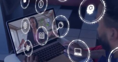 Bilgisayarı açan adam uzaktan aramayı başlatıyor, ekranda canlandırma yapan simgeler iş oturumunda. Teknoloji, işbirliği, iletişim, yenilik, dijital, profesyonel, ağ