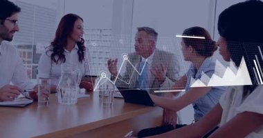 Adam, iş verilerini inceleyen ekip olarak holografik çizelgeyi grubun üzerine yerleştiriyor. Yenilik, takım çalışması, analitik, teknoloji, işbirliği, şirket, ilerleme