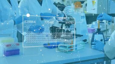 Araştırma laboratuarında baş araştırmacı pipetleme örneği, mikroskop odaklama ve veri panelleri oluşturma. Bilim, yenilik, teknoloji, işbirliği, kesinlik, modern, biyoteknoloji