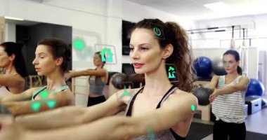 Beden eğitimi öğretmeninin önünde diz çökmüş vaziyette veri simgeleriyle üstlerine kettlebell basıyorlardı. Fitness, power, team work, wellness, motivasyon, modern, aktif