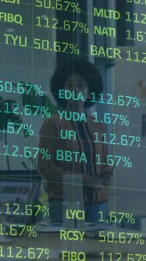 İş adamları üzerinde finansal veri işleme animasyonu. küresel iş, finans ve veri işleme kavramı dijital olarak oluşturulmuş video.