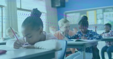 Öğretmenin ders kitabını izlemesi, öğrencinin yanında diz çökmesi, yazı yazması, sınıfta kendine güveni artırması. Eğitim, akıl hocalığı, okur yazarlık, öğrenim, öğrenim, sınıf, ilham