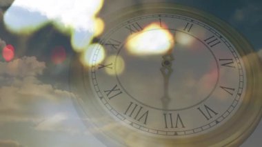 Güneş ışığı delip geçen bulutlar Roma saatinin eli saat başı ilerlerken zaman geçişini gösteren alevler yaratıyor. Elistmatik, atmosferik, minimalist, zamansız, doğadan esinlenmiş, ruhani, kavramsal