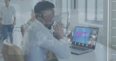 Erkek çalışan NFT toplantısını başlatıyor ve animasyon dünya haritası ve çizelgeler olarak dizüstü bilgisayara odaklanıyor. Teknoloji, işbirliği, dijital, yenilik, profesyonel, çalışma alanı, veri görselleştirme