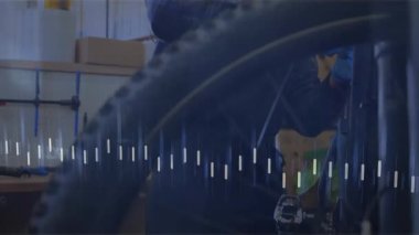 Tekerlek üzerinde dönen kamera, atölyede kayarken mekanik sıkılaştırma sürgüsünü gösteriyor. Bisiklet, onarım, teknisyen, yenileme, endüstriyel, bakım, işçilik