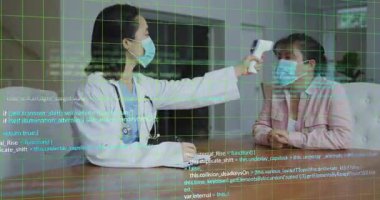 Doktor, şebeke ve kod kaplama notları yazarken klinik ziyaretinde kızılötesi termometreyle alnını tarıyor. Tıbbi, tanı, teknoloji, sağlık, klinik, yenilik, profesyonel