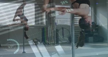 Metal direği kavrayan ve ters yöne doğru yükselen bir kadın spor salonunda animasyon çizelgeleri sergiliyor. Fitness, akrobasi, güç, çeviklik, egzersiz, dinamik, eğitim
