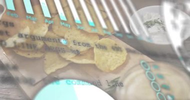 Atıştırmalık tabağın üzerinden kayan, cips ve dipleri açığa çıkaran veri kaplamalarında. Rustik, gurme, sunum, dijital, analitik, bar tablosu, pasta grafiği