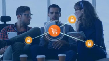 Teknik ekip, alışveriş arabalarının kilitlenme ikonlarını tetikleyen tabletleri inceleyerek güvenli ticaret olanağı sağlıyor. Teknoloji, yenilik, siber güvenlik, dijital bağlantı, takım işbirliği, modern çalışma alanı, ağ güvenliği