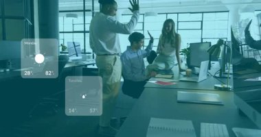 Adam dizüstü bilgisayara tıklıyor ve ekip tezahürat yapıyor. Beş günlük hava tahmini ekipmanları iş planlaması için canlandırıyor. İşbirliği, takım çalışması, yenilik, modernlik, dijital araçlar, profesyonel, üretkenlik