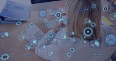 Telefona cevap veren ve iş görüşmelerine devam eden bir kadın, masanın etrafındaki holografik örtüleri etkinleştiriyor. Teknoloji, iletişim, veri görselleştirme, profesyoneller, fütüristik, modern, üretkenlik