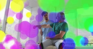 Terapist, erkek hastayı ön koluna yerleştiriyor ve hareketli basınç haritasıyla kol seferberliğine rehberlik ediyor. Rehabilitasyon, fizyoterapi, hareketlilik, sağlık, sağlık, terapi, aktif