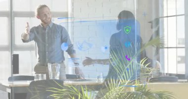 Erkek, iş toplantısında kadın çalışanı karşılıyor. Çizelge örtüşmesine neden oluyor. Meslektaşı bölgeye bakıyor. Profesyonel, işbirliği, modern, çalışma alanı, ağ oluşturma, yenilikçi, kurumsal