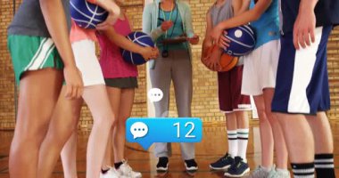 Koç spor haberlerini sayıyor, kamera yana yatmış oyuncuları topları tutarken gösteriyor, sohbet baloncukları yükseliyor. Spor, liderlik, takım çalışması, motivasyon, atletizm, gençlik, fitness