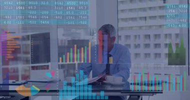 Erkek finans analisti raporları açıyor ve onaylanmak üzere animasyon çizelgelerini inceliyor. Kurumsal, profesyonel, çalışma alanı, modern, analitik, finansal, iş