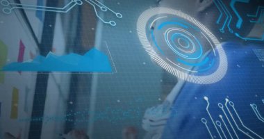 Laboratuvar ekibi şeffaf görüntüyü alıyor ve ortak karar için dairesel veri grafiklerini analiz ediyor. İşbirliği, teknoloji, yenilik, veri görselleştirme, fütüristik, takım çalışması, profesyonel