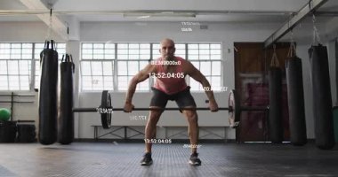 Halteri kavramış bir adam temiz basın mensubu ve animasyon oklarıyla güç toplamak için çömeliyor. Güç, antrenman, fitness, güç, dayanıklılık, atletik, hareket