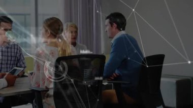 Teknik ekip cam odada tablet dağıtıyor, animasyon ağ düğümleri ve çizgileriyle fikir alışverişinde bulunuyorlar. İşbirliği, takım çalışması, yenilik, modern, profesyonel, dijital, beyin fırtınası