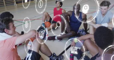 Spor takım arkadaşları spor salonunda oturup planlama stratejilerini tartışıyor ve etraflarında ikonlar oluşturuyorlar. Atletizm, takım çalışması, işbirliği, dijital, artırılmış gerçeklik, fitness, motivasyon