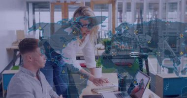 Kadın elini dizüstü bilgisayara doğru hareket ettiriyor ve erkek piste tıklayarak veri ağı görselleştirmesini başlatıyor. İşbirliği, dijital, bağlantı, yenilik, üretkenlik, modern, teknoloji