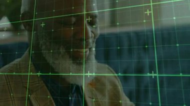 Profesyonel adam akıllı telefonu kaldırıyor ve yeşil şebeke altında dizüstü bilgisayarın yanında iş akışını yönetiyor. Teknoloji, iletişim, iş, modern, profesyonel, işyeri, dijital