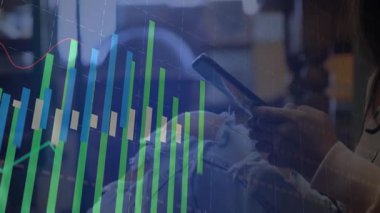 Finans tablosu çıktıktan sonra akıllı telefonları kaydıran bir kadın analiz için kırmızı çizgili çubukları canlandırıyor. Teknoloji, veri, analiz, üretkenlik, dijital, modern, yaşam tarzı
