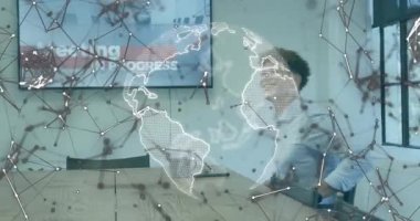 İş ikilisi, dönen dünyayı, selamlamayı ve belgeleri gözden geçirmeyi gösteren tableti toplantıda kontrol ediyor. Şirket, işbirliği, takım çalışması, modern, teknoloji, iletişim, profesyonel