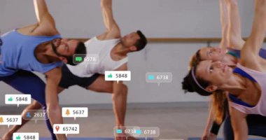 Yoga takımının koçu elinde üçgen olan minderlere basarak nişan ikonu gibi poz veriyor. Zindelik, sağlık, farkındalık, grup egzersizi, sükunet, modernlik, yaşam tarzı