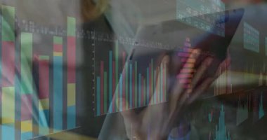 Kadın analist tableti tıkırdatıyor ve çizelgeleri sürüklüyor, veri analizi için histogramları yeniden boyutlandırıyor. İş, analitik, veri, teknoloji, yenilik, yönetim, sunum