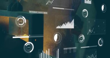 Işıldayan kiriş demirhanede beliriyor. Metal işçisi yeni bir parça döverken aynı zamanda güncelleme yapıyor. Sanayi, işçilik, makine, imalat, veri görselleştirme, teknik, hassasiyet