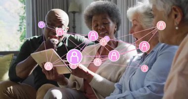 Teknoloji demosunda yüzleri birbirine bağlayacak şekilde genişleyen ağ simgelerini başlatmak için tablete tıklayan dört son sınıf öğrencisi. Teknoloji, bağlantı, sosyal, işbirliği, dijital, yenilik, yaşam tarzı