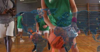 Spor koçu tıkırtı tableti ve zamanlayıcılar spor salonunda harita ölçüleriyle külahta salya akıtıyorlar. Eğitim, takım çalışması, performans, atletizm, dijital, analiz, disiplin