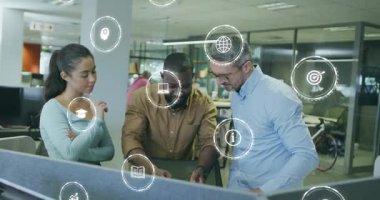 İş adamları tablet masasında toplanıp animasyon simgeleri oluşturarak proje planını açıklıyorlar. İşbirliği, takım çalışması, yenilik, dijital, beyin fırtınası, modernlik, verimlilik