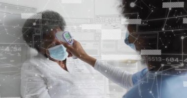 Kızılötesi termometre kullanan bir bakıcı. Sıcaklığı ölçen, tıbbi kaplama ölçümleri yapan yaşlı bir hasta. Sağlık, kıdemli bakım, uzaktan izleme, tıbbi teknoloji, ev sağlığı, sağlık, bakım