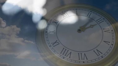 Bulutlar sürüklenirken saatler ilerlerken lensler zaman geçişini gösteriyor. Antika, göksel, dinginlik, ritüel, hareket, klasik, şiirsel