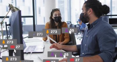 Kadın raporları bildiri simgeleri olarak gösteriyor ve erkek pazarlama ölçümlerini vurguluyor. İşbirliği, analitik, dijital, iletişim, takım çalışması, modern, üretkenlik